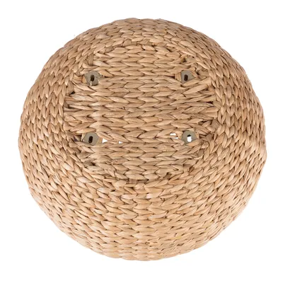 Suprafață rotundă împletită din material natural cu patru suporturi metalice vizibile.