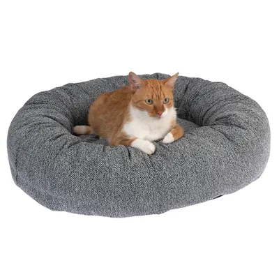 Letto per pet rotondo e grigio con un gatto arancione e bianco sopra. Letto in tessuto morbido, adatto per comfort e relax.