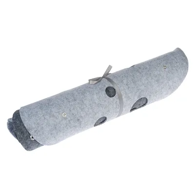 Tunnel en feutre gris roulé, avec plusieurs ouvertures rondes et attaches pression visibles, maintenu par un ruban gris.