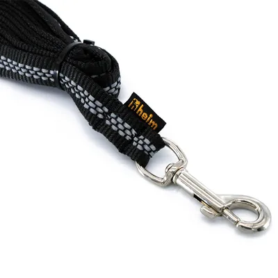 Schwarze Hundeleine mit reflektierenden Streifen, Metallkarabiner und Anhänger mit gelbem Schriftzug 'Trixie'.