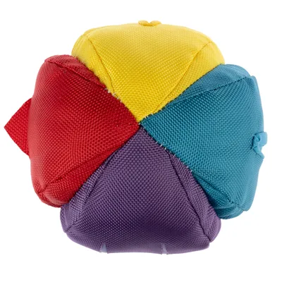 Balle en tissu multicolore composée de sections rouges, jaunes, bleues et violettes, sans marque visible.