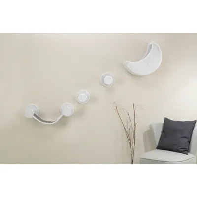 Set da arrampicata da parete con superficie a mezzaluna e quattro piattaforme rotonde collegate da un ponte sospeso. Sfondo beige, design moderno.