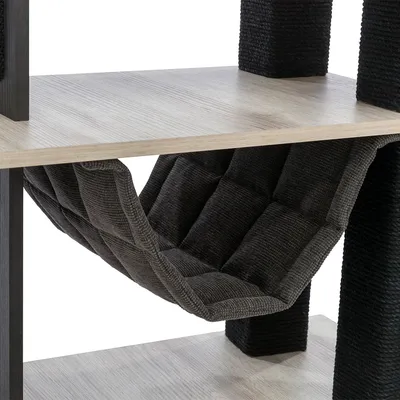 Hängematte aus dunkelgrauem Stoff, befestigt zwischen zwei Ebenen eines Kratzbaums mit Holzoptik und schwarzen Sisalstämmen.
