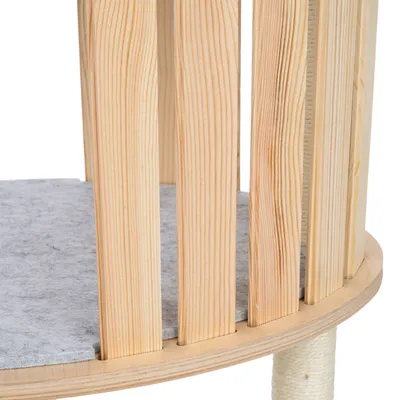 Plateau circulaire en bois clair avec surface grise en feutre et montants verticaux, partie d’un arbre à chat ou meuble pour animaux. Matériaux visibles : bois, feutre, corde.