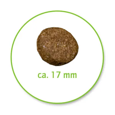 Jednotlivý hnědý kousek suchého krmiva o průměru cca 17 mm na bílém pozadí.