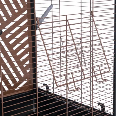 Detailansicht eines braunen Metallkäfigs mit Gitterstruktur und herausnehmbarer Schale. Geeignet für Kleintiere oder Vögel.