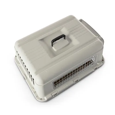 Caisse de transport en plastique rigide avec poignée noire sur le dessus et grilles métalliques latérales, fermetures visibles sur le côté.