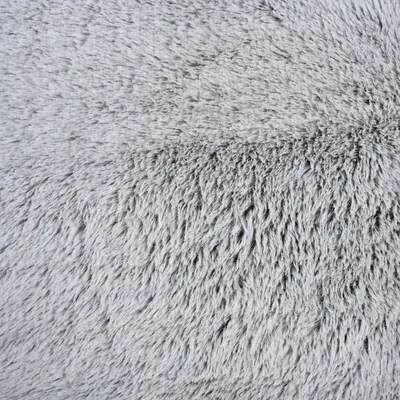 Närbild av grå, mjuk fuskpäls med fluffig textur.