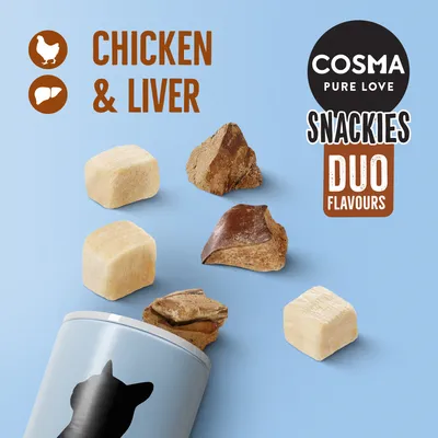 COSMA PURE LOVE SNACKIES DUO FLAVOURS, CHICKEN & LIVER. Cubos de snack mixtos saliendo de un envase con silueta de gato. Texto en inglés visible en la imagen.