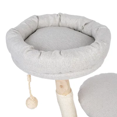 Árbol rascador con superficie acolchada de tela gris, tronco de madera y juguete de cuerda.