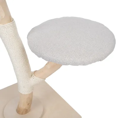 Árbol rascador con madera clara, cuerda de sisal y superficie acolchada en tela gris.