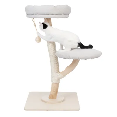 Árbol rascador de madera con dos superficies acolchadas, poste envuelto en sisal y pelota de juego. Gato blanco juega con la pelota en el nivel inferior.