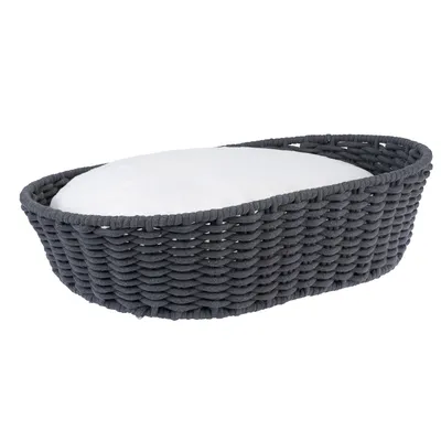 Grijs, ovaal mandje van gevlochten materiaal met wit kussen. Geschikt als slaap- of rustplaats voor huisdieren.