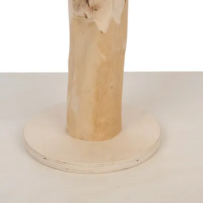 Kratzbaum-Stamm aus naturbelassenem Holz mit runder Bodenplatte aus hellem Holz.