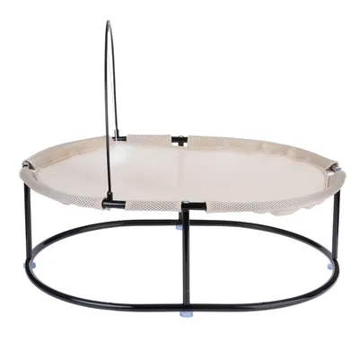 Rund beige liggbädd med metallram och lekbåge, lämplig för husdjur. Nätmaterial och stabil konstruktion synliga.