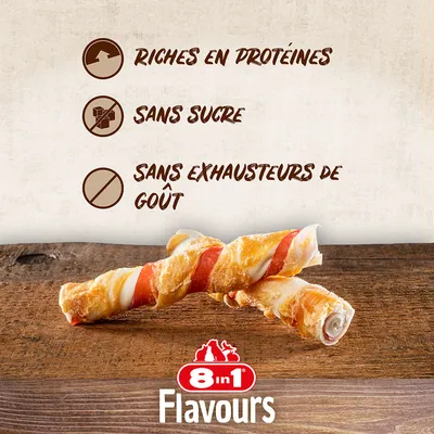 8in1 Flavours. Riches en protéines, sans sucre, sans exhausteurs de goût. Deux friandises torsadées visibles sur une table en bois.