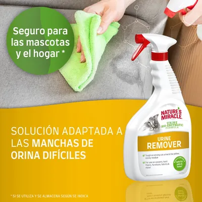 Nature's Miracle Urine Remover, solución bioenzimática para manchas de orina difíciles. Seguro para las mascotas y el hogar. Imagen muestra limpieza de tapicería con spray y paño verde.