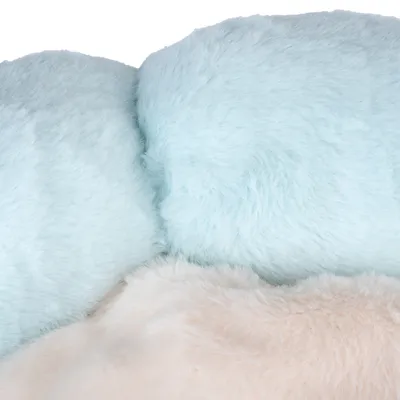 Gros plan sur une surface en tissu peluche bleu clair et beige, sans autres éléments visibles.
