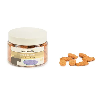 Beeztees Catnip Cookies, Cereals - Getreide. Mit Thunfisch und Katzenminze. Keksförmige Snacks in einer Plastikdose und lose daneben.