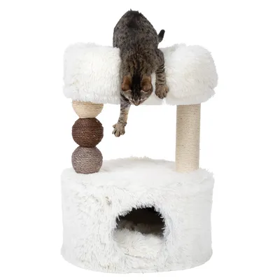 Kratzbaum mit weissem Plüschbezug, Höhle unten, zwei Sisalstämme und Spielbälle. Katze klettert von der oberen Plattform herunter.
