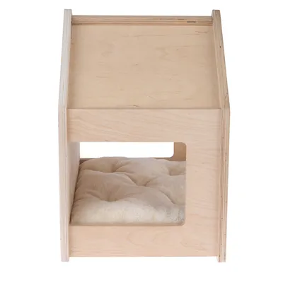 Faház téglalap alakú bejárattal és belül párnázott, krémszínű fekvőfelülettel.