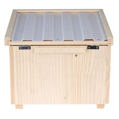 Holzkiste mit Wellblechdach und Metallbeschlägen, geeignet für Lagerung oder Schutz im Aussenbereich.