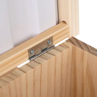 Detailaufnahme eines Holzrahmens mit Metallscharnier, das eine Klappe oder Tür verbindet.