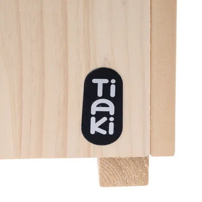 Tiaki. Markenname auf einem Holzprodukt sichtbar.