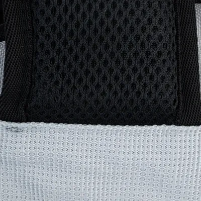 Gros plan sur tissu noir en maille et tissu gris, matériaux visibles d’un accessoire pour animaux.
