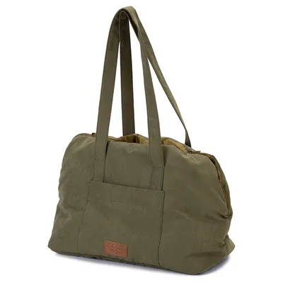 Sac de transport en tissu vert avec deux longues anses, poche avant et fermeture zippée. Étiquette visible : 'Trixie Friends on Tour'.