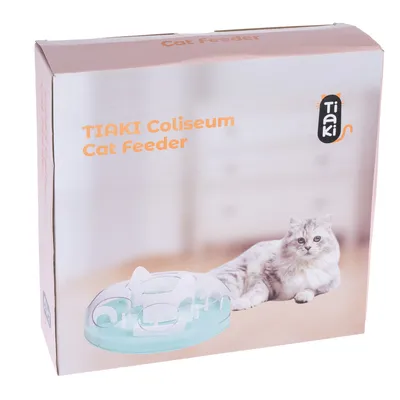 TIAKI Coliseum Cat Feeder, опаковка с изображение на бяла играчка за котки и сива котка.