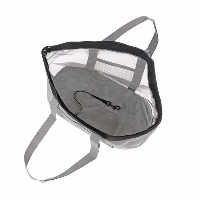 Vue intérieure d’un sac de transport gris avec parois en maille, fond rembourré et attache mousqueton noire visible. Deux anses en tissu gris.