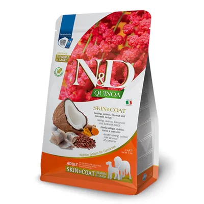 Sac N&D Quinoa Skin & Coat pour chien adulte, Medium & Maxi, recette hareng, quinoa, noix de coco et curcuma. Illustration de noix de coco, curcuma, quinoa sur l'emballage.