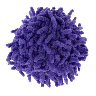 Balle en tissu violet à surface texturée avec de nombreux brins souples visibles, sans marque apparente.