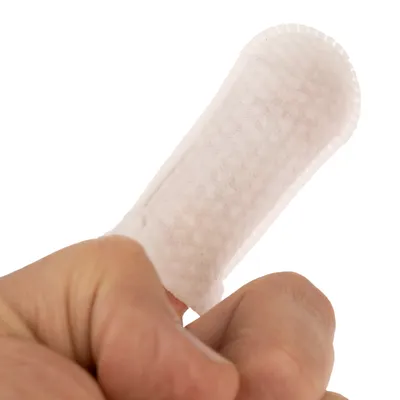 Fingerbürste aus weissem Stoff, geeignet für die Reinigung oder Pflege, wird auf einem Finger gezeigt.