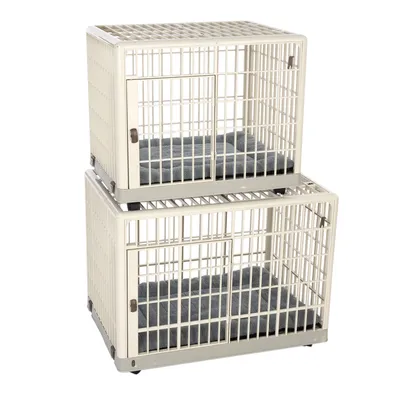 Două cuști pentru câini suprapozabile din metal cu pereți din grilaj și saltele negre căptușite în interior.