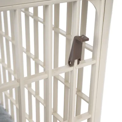 Gros-plan al unei grile din plastic alb cu clips de închidere maro pentru siguranță.