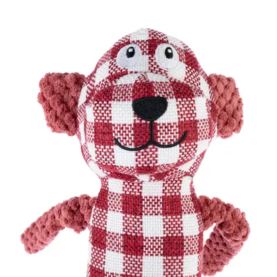 Jouet pour chien en tissu à motif carreaux rouges et blancs, oreilles et bras en tissu texturé rose, visage brodé avec yeux et museau noirs visibles.