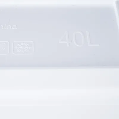 Valkoinen pinta, jossa kohokuvioidut symbolit lämpötilankestolle, pakkassuojalle ja merkintä '40L'.