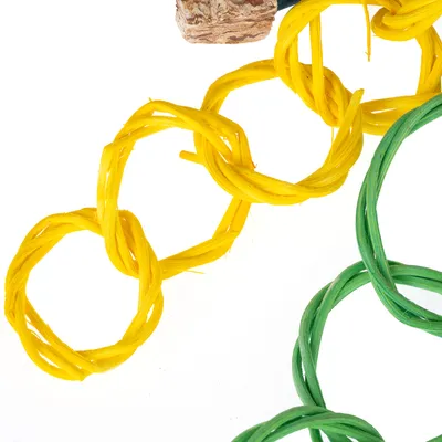 Pletené žlté a zelené krúžky z prírodných materiálov, vhodné ako hračka alebo doplnok.