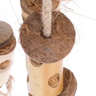 Legetøj af naturmaterialer: træ, kokosfibre og reb. Cylindriske elementer med huller og runde skiver, egnet til kæledyr til leg eller klatring.