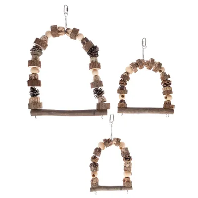 Trois perchoirs en bois naturel de tailles différentes, ornés de rondins, boules en bois et pommes de pin, avec chaînes et crochets métalliques pour suspension.