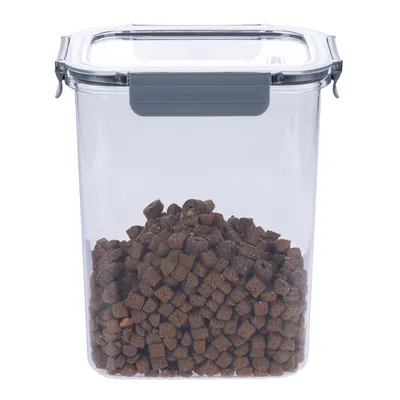 Transparente container met bruine brokjes droogvoer, afsluitbaar deksel met grijze clip.