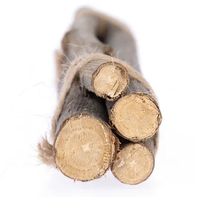 Quattro bastoncini di legno legati insieme, naturali con venature visibili e superficie ruvida.