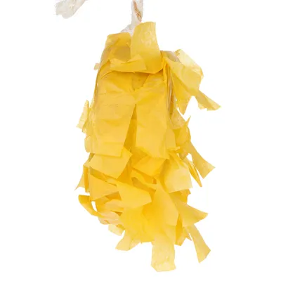 Jouet suspendu composé de bandes de papier jaune fixées à une corde torsadée blanche, sans marque visible ni texte.