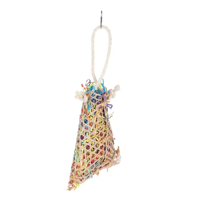 Jouet suspendu en filet de corde naturelle rempli de bandes colorées, crochet métallique pour accrocher. Matériaux visibles : corde, métal, papier multicolore.