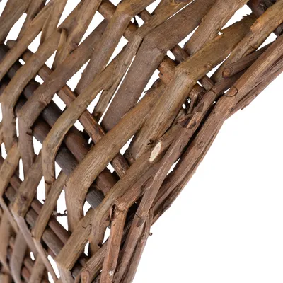 Yksityiskohtainen kuva punotusta luonnonpuusta, jota käytetään tuotteen materiaalina.
