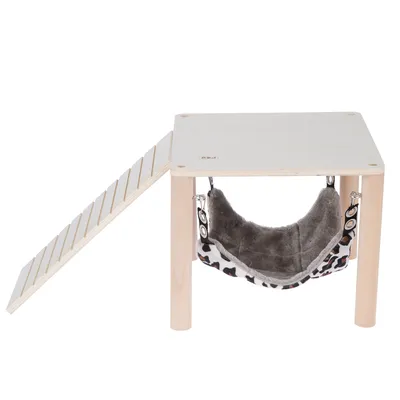Holzgestell mit Rampe und Hängematte aus grauem Plüsch mit Leopardenmuster, geeignet als Ruheplatz.