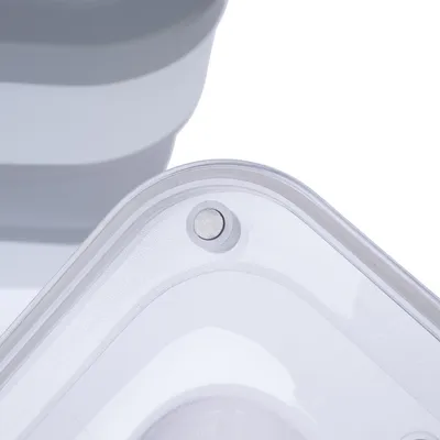 Detaljevisning af et transparent låg med gummipakning og lukkemekanisme.