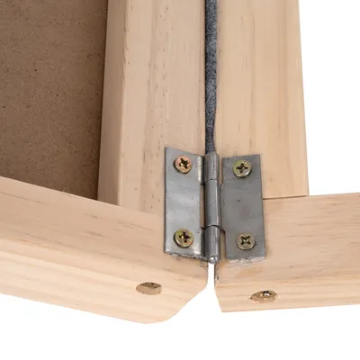 Detailopname van een houten frame met metalen scharnier en schroeven, toont de verbinding tussen twee houten delen.